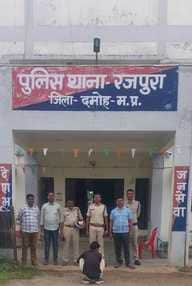 Damoh News: Husband accused of murdering wife, carrying a reward of five thousand rupees, arrested