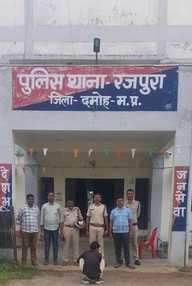 पुलिस गिरफ्त में आरोपी।