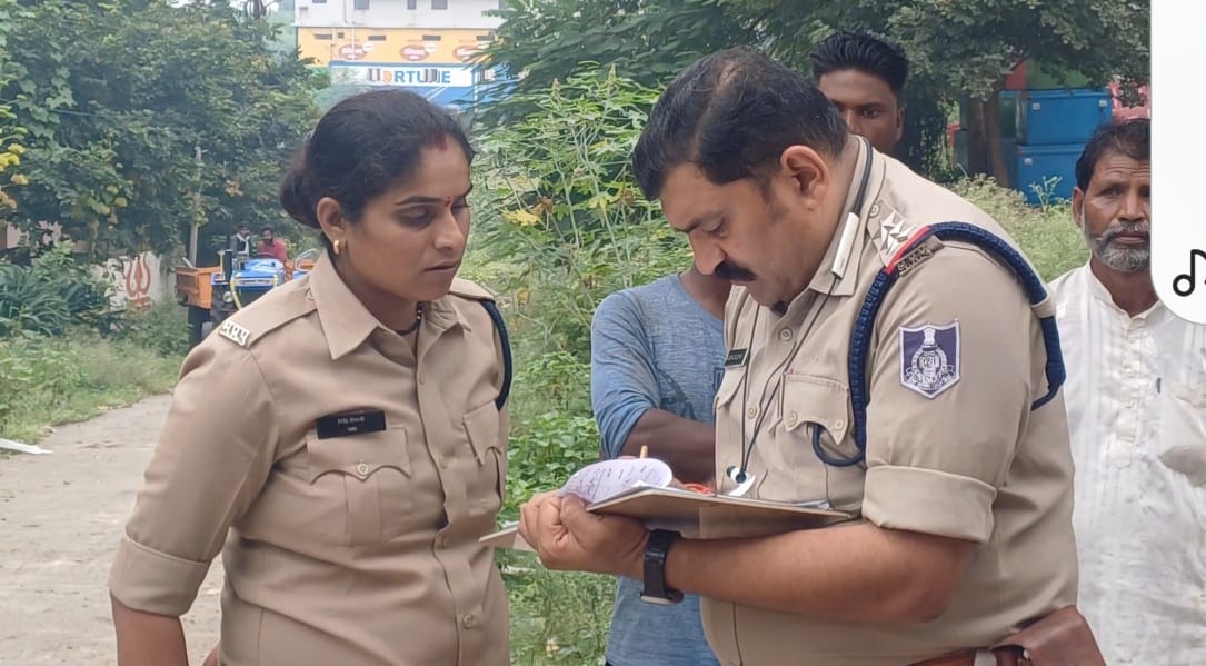 Narsinghpur News: A young man entered the house and stabbed a woman in the back and neck.