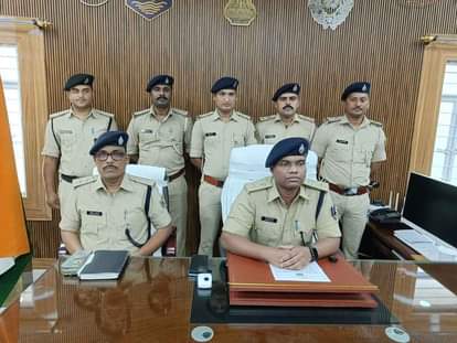 प्रेस कॉन्फ्रेंस को संबोधित करते एसपी शरथ आरएस व अन्य।