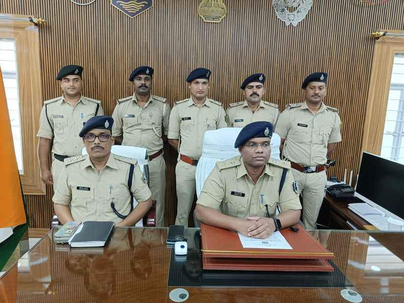 प्रेस कॉन्फ्रेंस को संबोधित करते एसपी शरथ आरएस व अन्य।