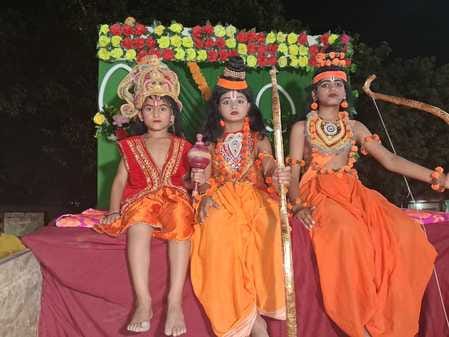 Seeing all four brothers embrace, eyes welled up with tears, and the spectators were emotionally moved.