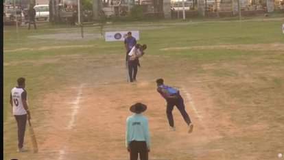 पांवटा नगर परिषद खेल मैदान में चल रहीटी-10 क्रिकेट प्रतियोगिता में यार्कर से बल्लेबाजको बो