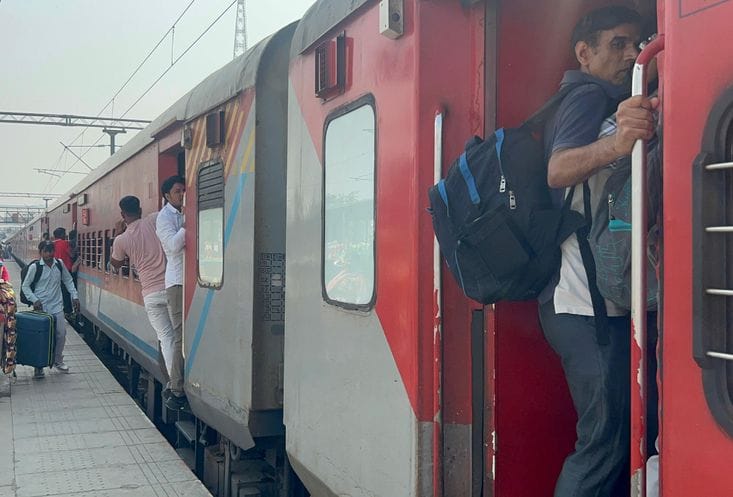 A brother traveling with his sister from Bhopal was suddenly interrupted by a drunk man on train Video viral