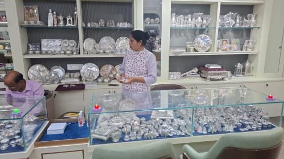 Gold and silver prices fall, heavy jewellery sales to rise