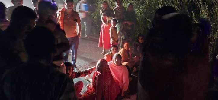 सड़क को जाम करते लोग