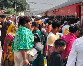 Uproar over non-opening of bogie gate of Ayodhya Express