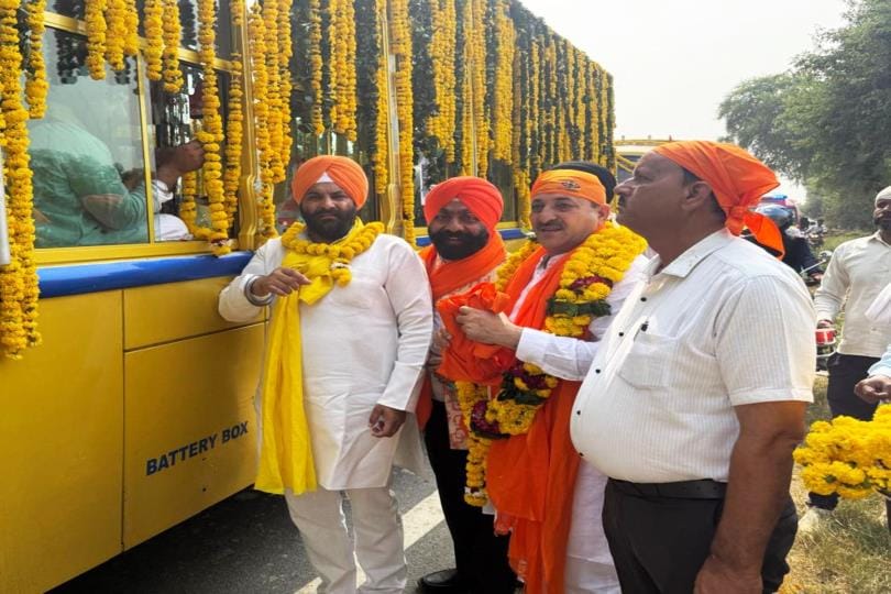 Welcome to Sahib Shri Gurucharan Paduka Yatra in Tundla, shower of flowers