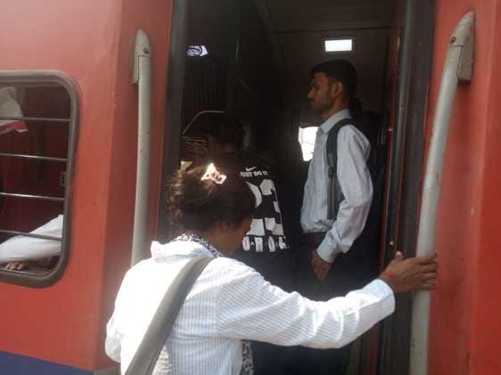 There is no place to stand in trains going to Bihar, there is no way at the station.