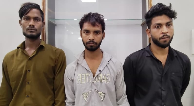 Three arrested for stealing 25 tola gold and cash