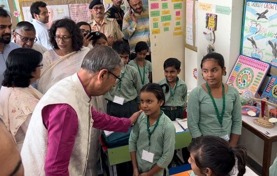 After conducting a doctor-like examination, the Governor stated that the students' health was poor.
