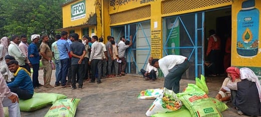 Long queues at the committees for fertilizer, many farmers disappointed due to non-availability of fertilizer