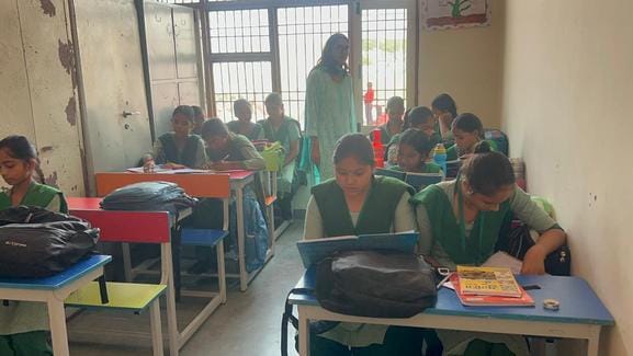 The Governor was shown 12 classrooms and laboratories in 13 rooms.