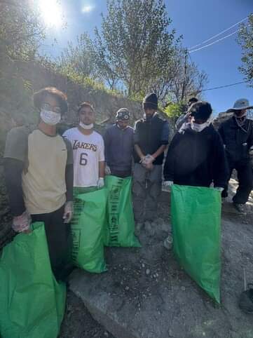 अपदा प्रभावित धराली में कूड़ा एकत्रित करते युवक मंगल दल के सदस्य। स्रोत युवक मंगल दल धराली