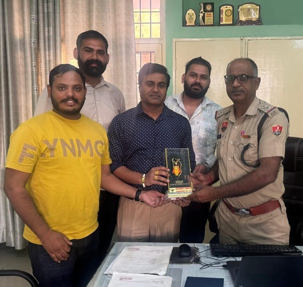 Rajiv Gudhi honored Police Station Incharge Balbir Dutt.