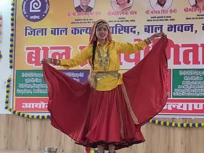 The students' performance won the audience's applause.