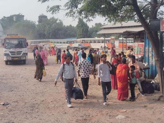 Travelers throng... Roadways buses are insufficient.