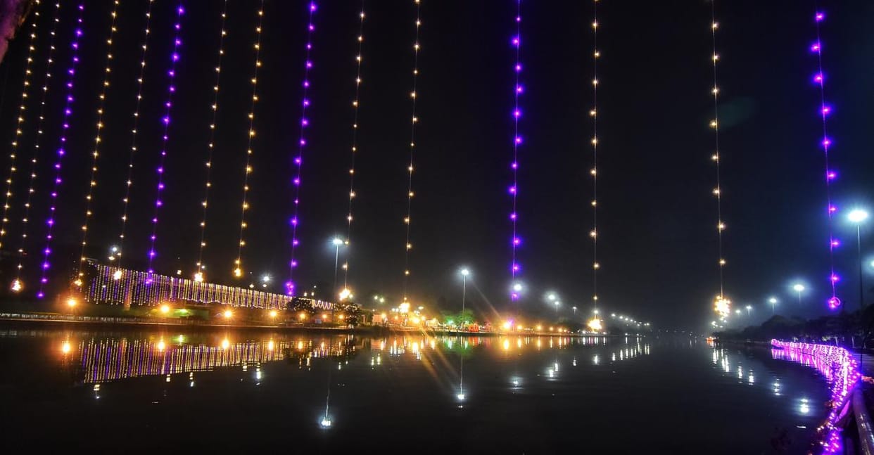 The ghats of Gomti are immersed in the joy of Chhath.