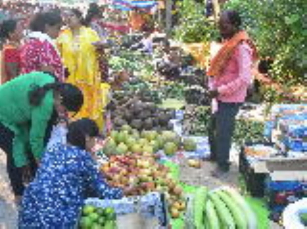 Gorakhpur News: Fruit market buzzes, shopping all day long