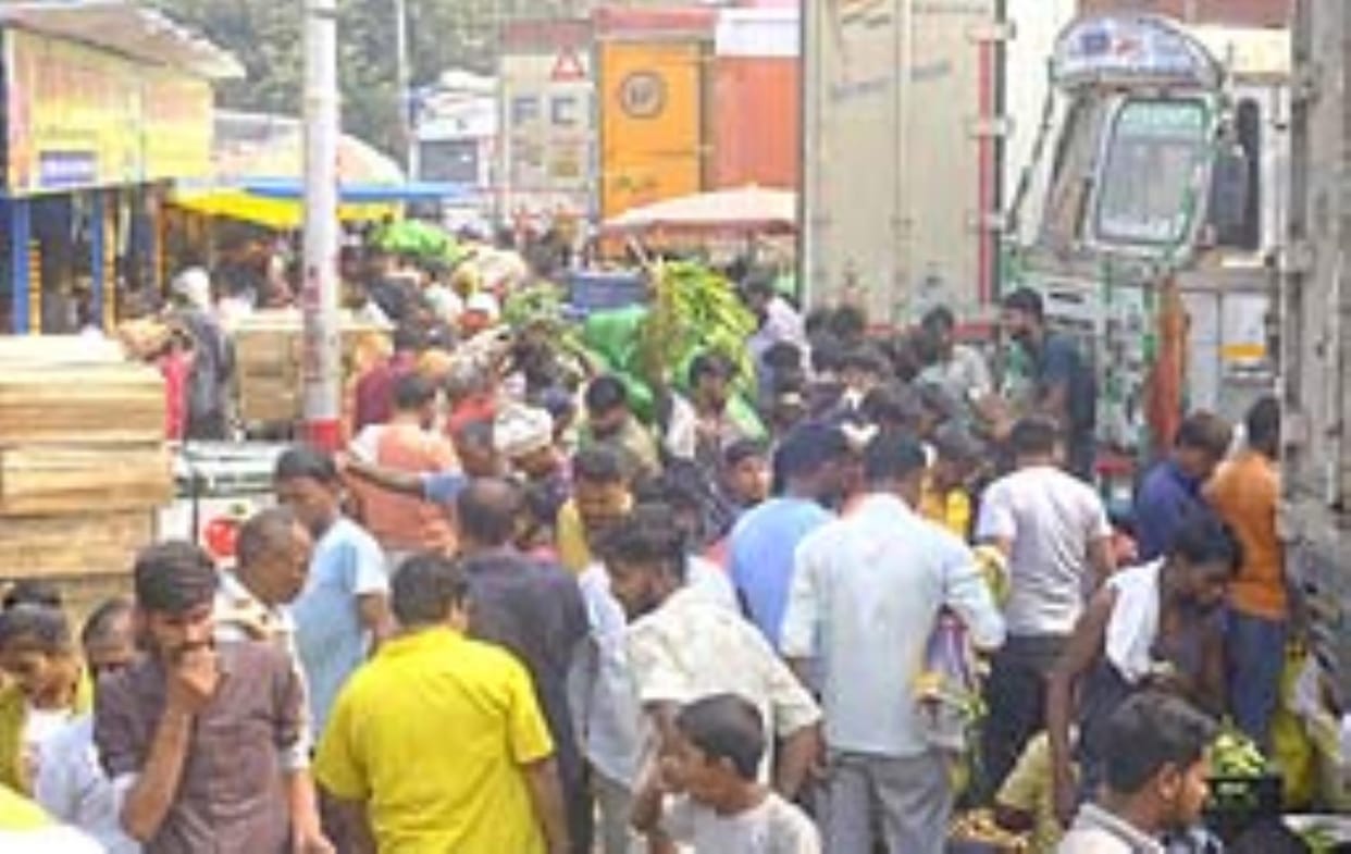 Gorakhpur News: Totapuri mango of Karnataka, Ramphal of Himachal and Sharda fruit of Chhattisgarh are in vogue.