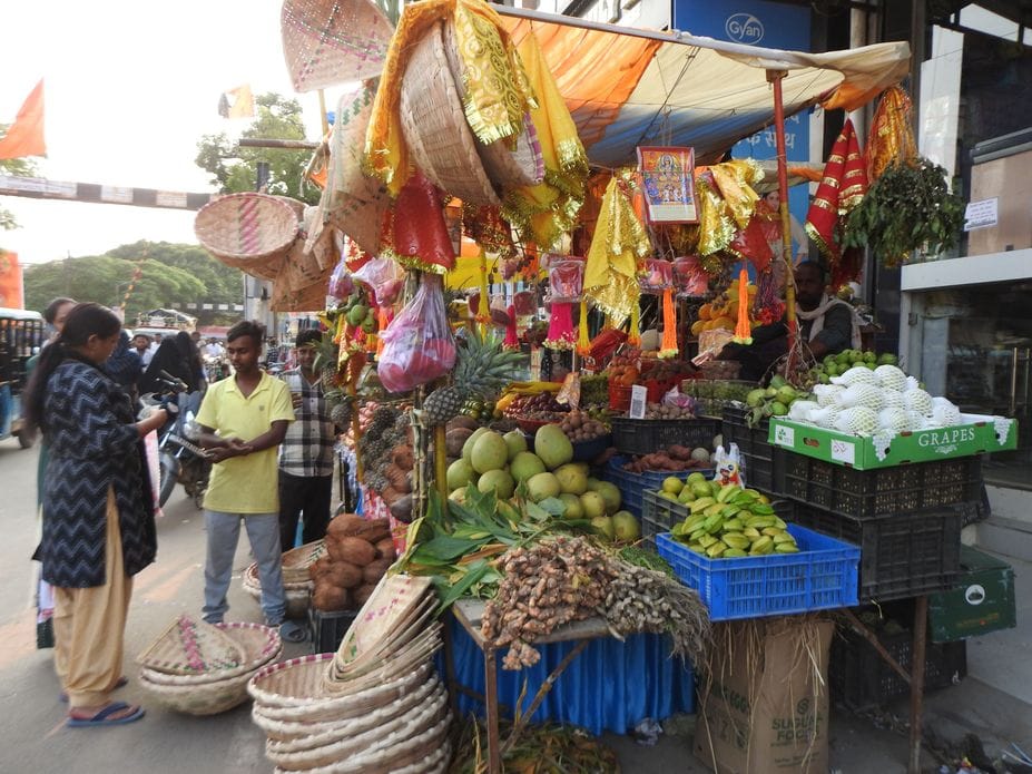 Siddharthnagar News: Out-of-season fruits were purchased in large quantities