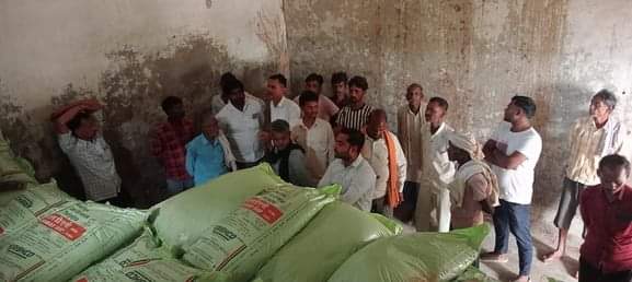 फोटो-20-अतहा सहकारी समिति में स्टाक के मिलान के दौरान मौजूद किसान। स्रोत: ग्रामीण