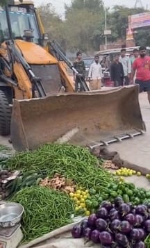 The administration removed encroachment from Patel Nagar Road, crushed vegetables with a bulldozer.