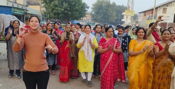 Devotees immersed in the devotion of Radha-Krishna during the Prabhatpheri