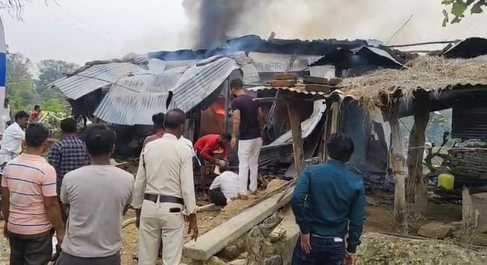 घर में लगी आग मौके पर मौजूद लोग।