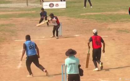 जंग प्रीमियर लीग टी-10 प्रतियोगिता के दौरान गुड लेंथ बॉल पर आकर्षक  शॉ़ट खेलता बल्लेबाज: संवाद