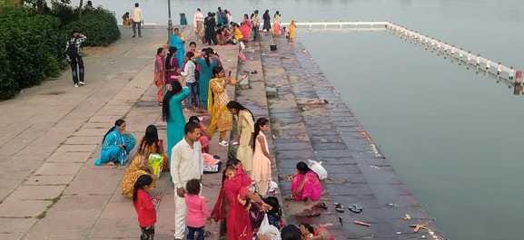 The market became lively on the occasion of Chhath festival, people thronged the shops.