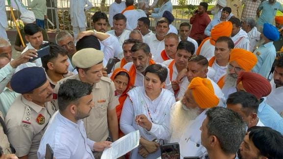 Farmers took to the streets, demanding a CBI inquiry into the paddy procurement case.