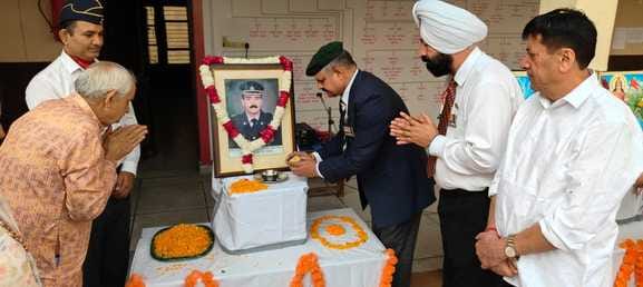 Students paid tribute to the heroes with patriotic songs and poems.