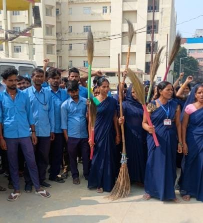 Accusing police of beating, sanitation workers surrounded the CMS.