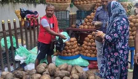 Muzaffarpur Bihar news : chhath pooja people come to buy fruits devotee ingage in worship