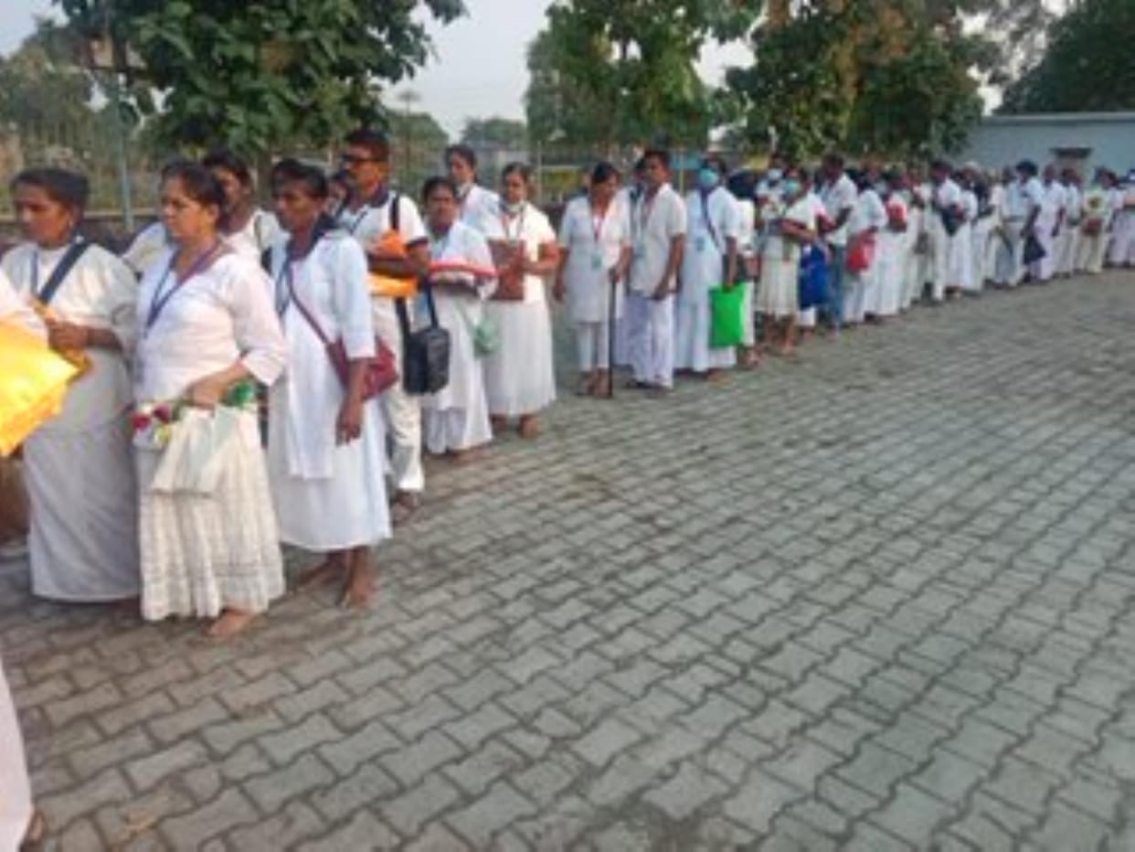 Four hundred tourists from five countries bowed their heads before the Buddha statue.