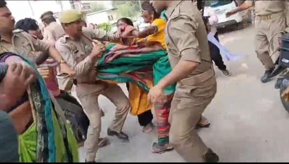 19 injured in clash between family members of sanitation worker and police