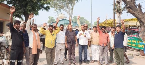 Farmers and traders protested against illegal collection of parking charges in the market.