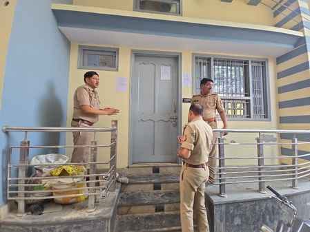 SIT reached the house of fugitive Shariq Sata to paste a notice.