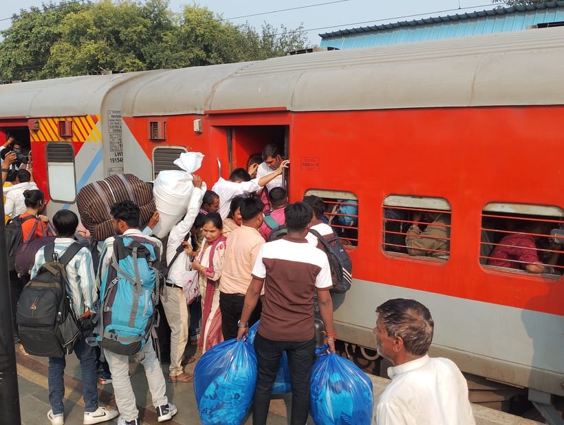 People going home for Chhath Mahaparva are not getting seats in the train.
