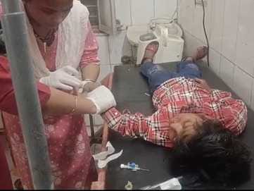 A vehicle carrying pilgrims overturned in a ditch, injuring 19 people, including three children.