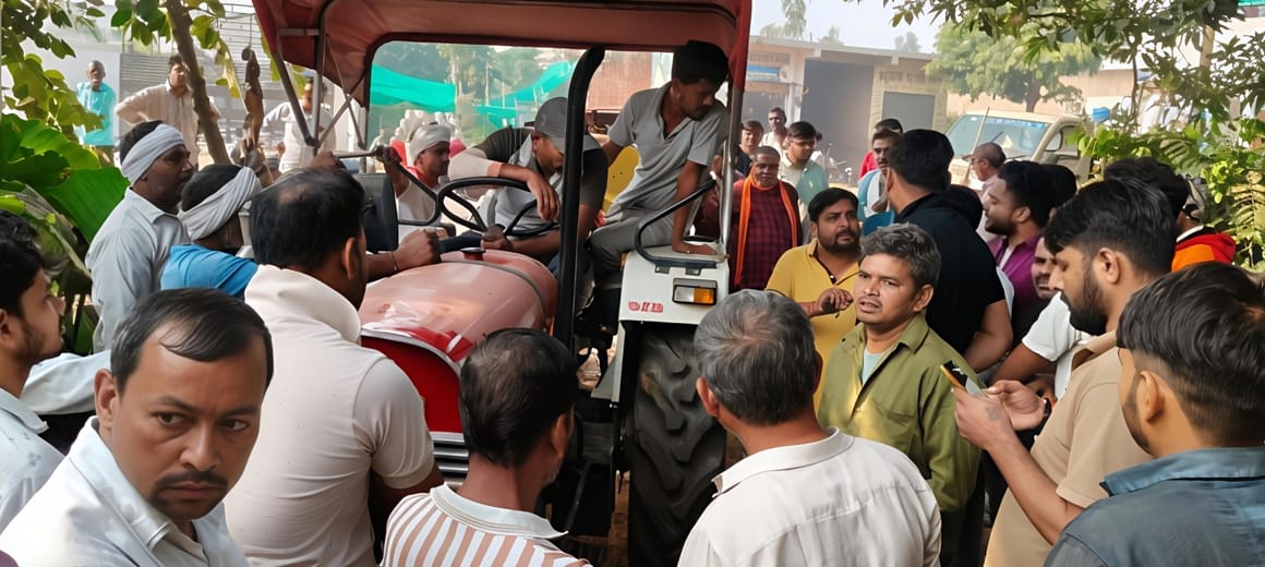 People protested against the toxic smoke emanating from the fire at the dumping ground.