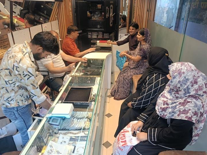Falling gold and silver prices before wedding season brings relief to wedding families