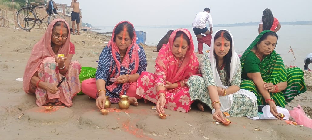 Kharna fasting throughout the day, kheer and roti were consumed as prasad in the evening.