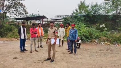 मोर्चरी के बाहर खड़े ग्रामीण