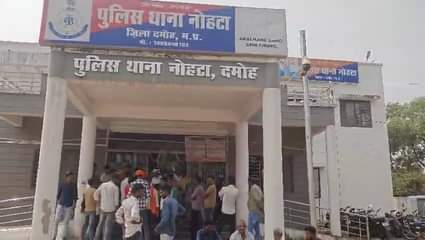 थाने में मौजूद ग्रामीण।