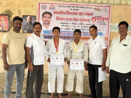 The MLA honored the winners of the sports competition.