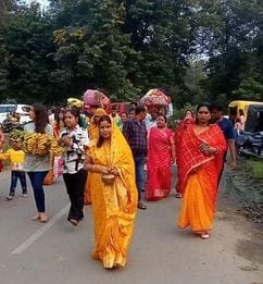 On the occasion of Chhath Puja, devotees prepared Prasad and offered it to Chhath Maiya.