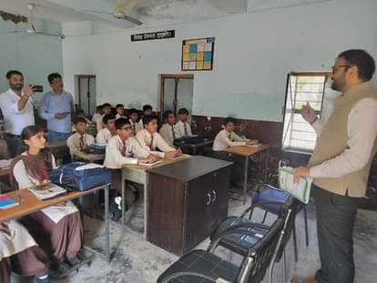 आईएएस एसडीएम अंब सचिन शर्मा को बच्चों को कैरियर बारे टिप्स देते। स्कूल