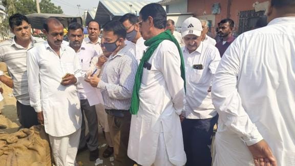The DM checked the gate passes of the paddy stacks and got them verified with the farmers.
